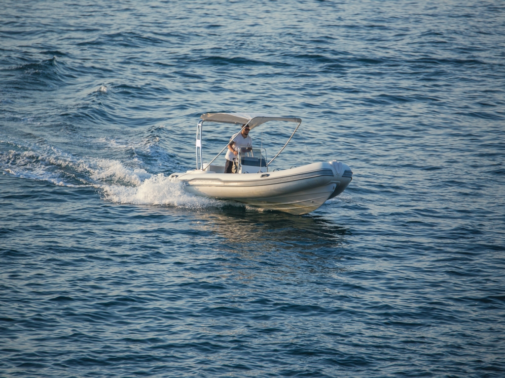 Self drive boats Predator 599